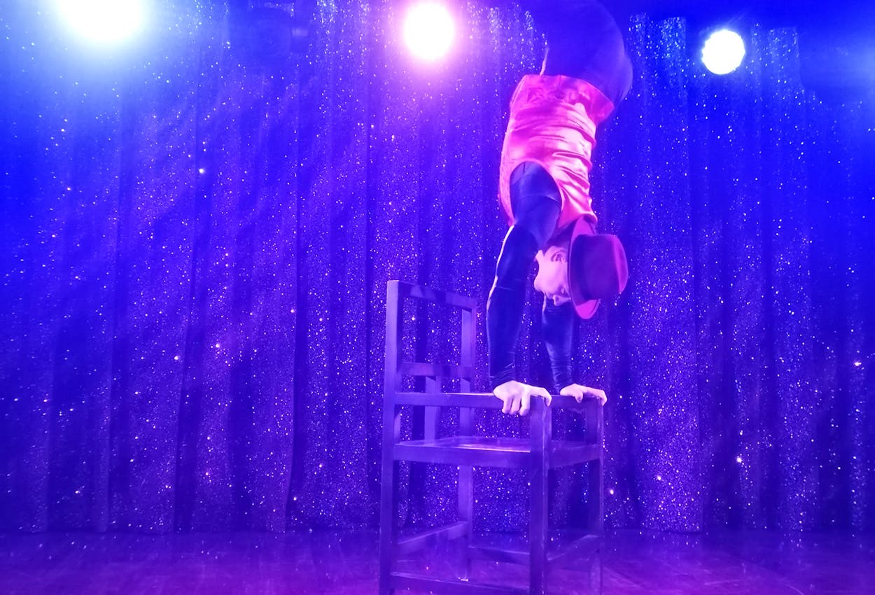 Akrobatik im Nightfly Nachtclub