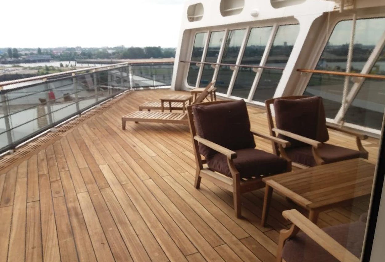 Der Balkon einer Princess-Suite: geräumig, mit Tisch und Stühlen zum Entspannen