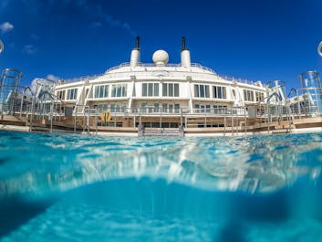 Queen Mary 2 Pool