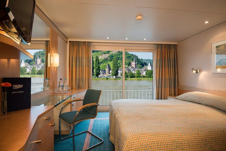 MS VIKTORIA - Nicko Cruises - 2-Bett Mitteldeck vorn mit französischem Balkon (MV)