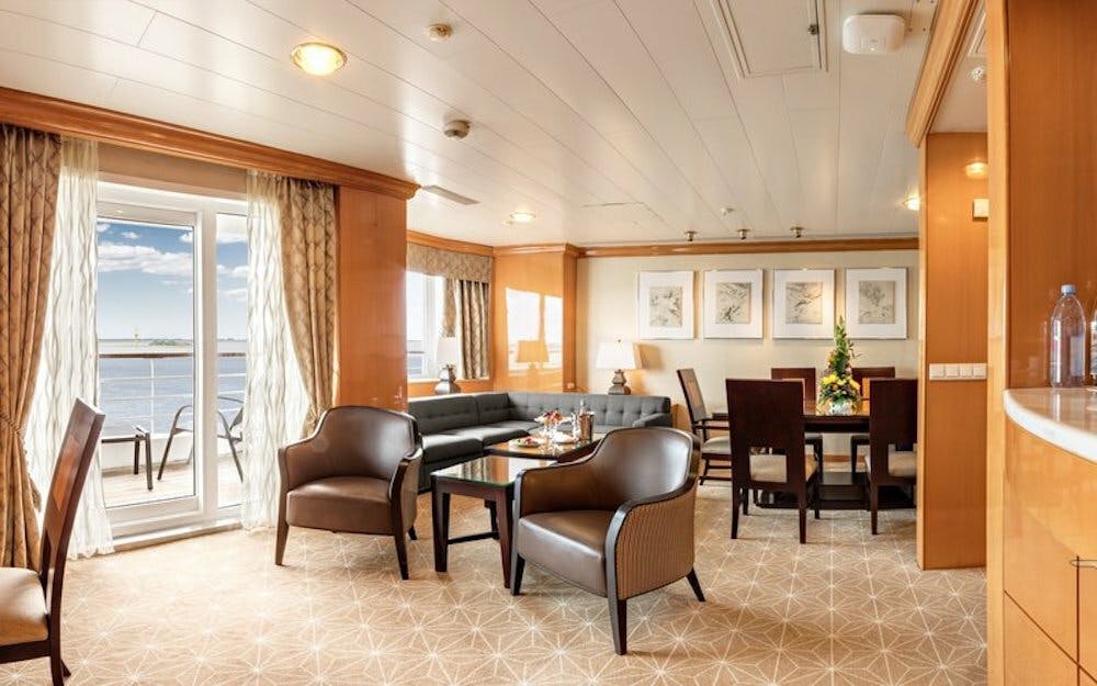MS Amera - Phoenix Seereisen - 2-Bett-Royal Suite mit Balkon Panoramdeck *GOLD* (W4)