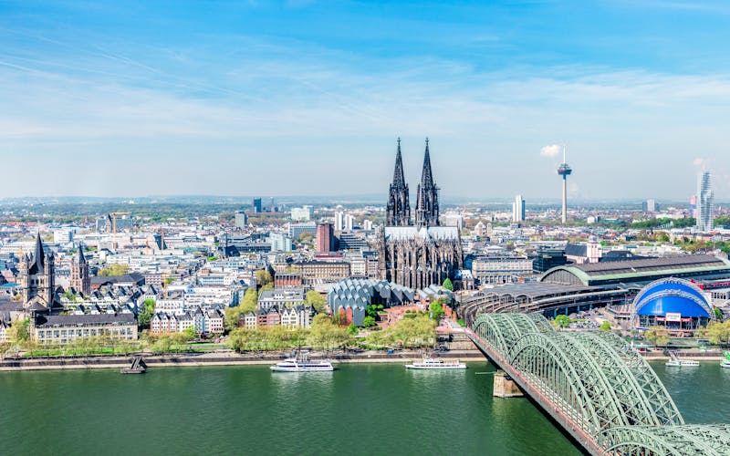 Blick über den Rhein und auf Köln
