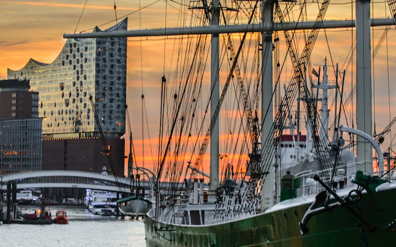 Blick auf den Hamburger Hafen und die Elbphilharmonie 