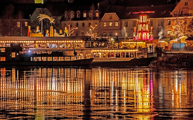 Weihnachtliche Stimmung am Donauufer und auf den anliegenden Schiffen