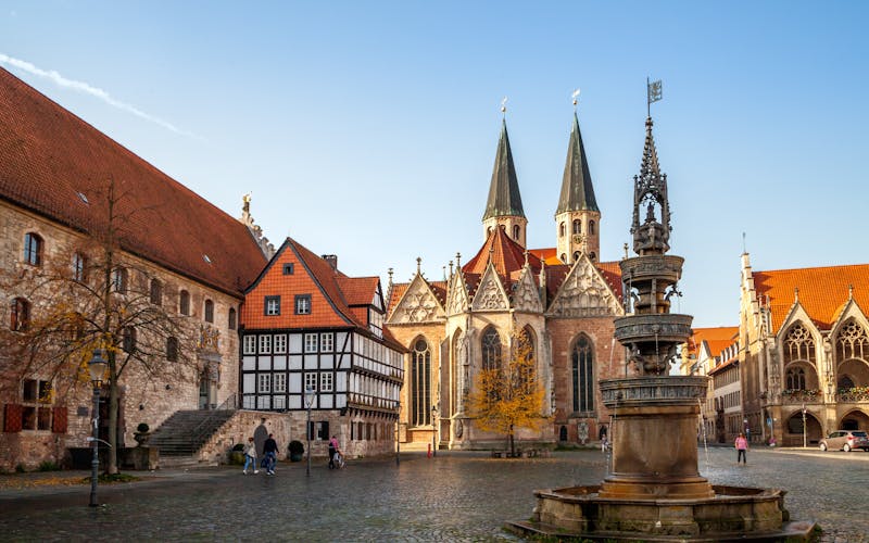 Marktplatz mit Kirche, wunderschönen Fassaden und einem Brunnen mittig
