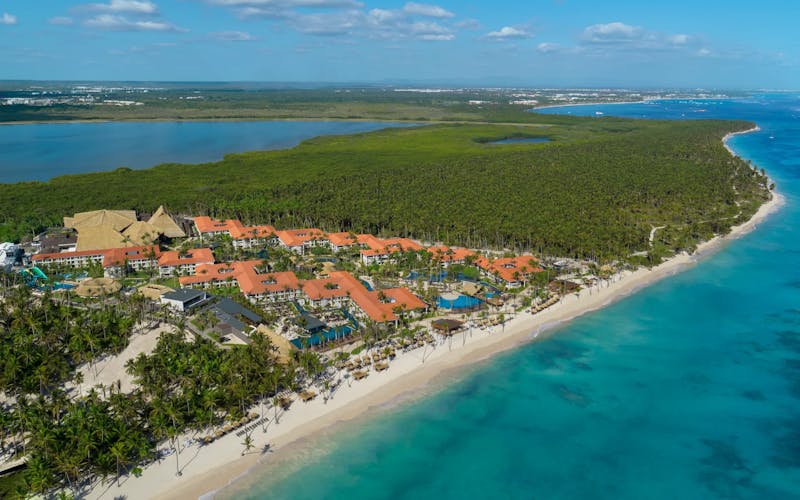 Weitläufige Hotelanlage eingebettet in Palmen und türkisblauem Wasser