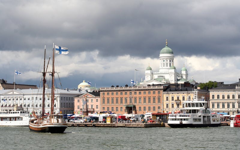Hafen Helsinki mit Finnland Flagge und Dom von Helsinki
