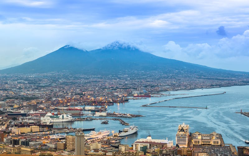Blick über Neapel mit Vesuv