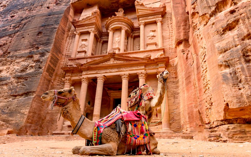 Petra_Al Khazneh Felsenstadt mit zwei Kamelen