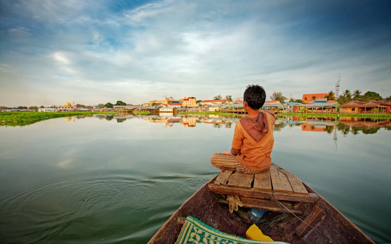 Ein Boot mit einem Kind in Kambodscha