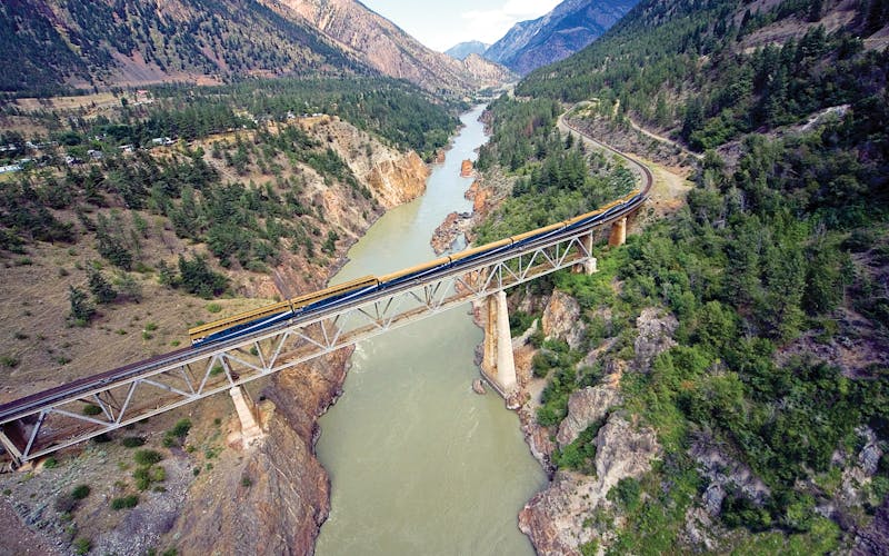 Zug überquert Fluss auf Brücke