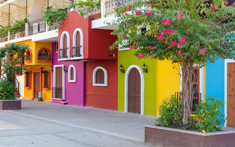 Farbenfrohe Appartement-Fassaden säumen Straße
