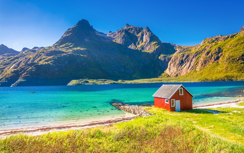 Kleine Fischerhütte am Fjord auf den Lofoten in Norwegen