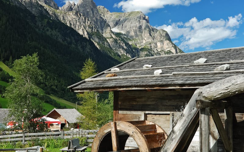 Berghütte in Tirol mit Wasserrad
