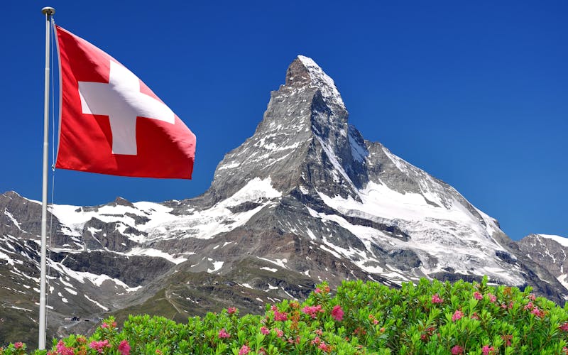 Schweizer Flagge mit Matterhorn im Hintergrund