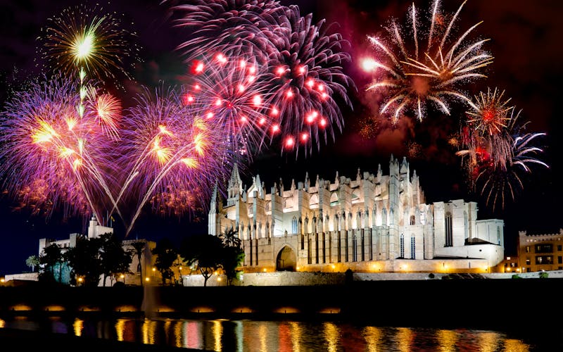 Silvesterfeuerwerk über der Kathedrale in Palma de Mallorca