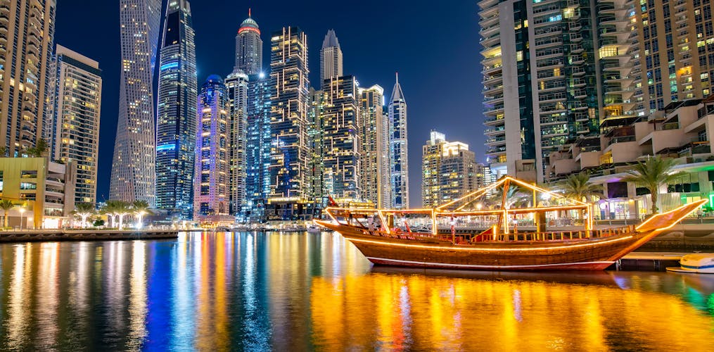 Marina Bay, Dubai am Abend mit Dhow, Emirate