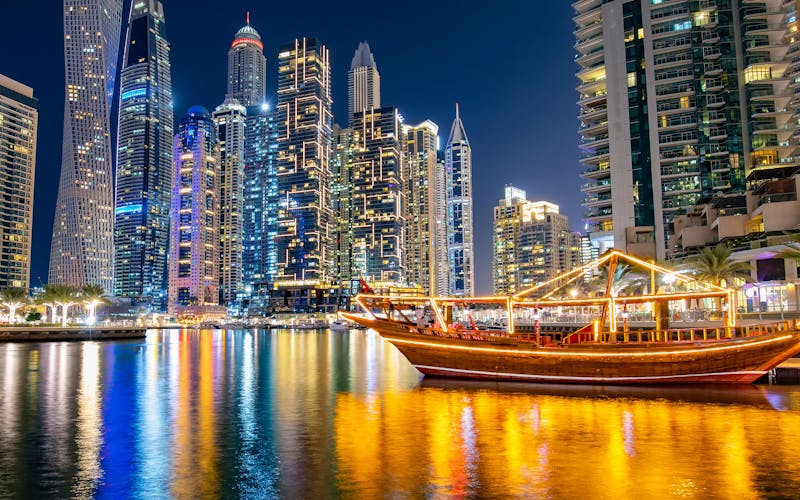 Die Marina Bay in Dubai am Abend mit einer Dhow