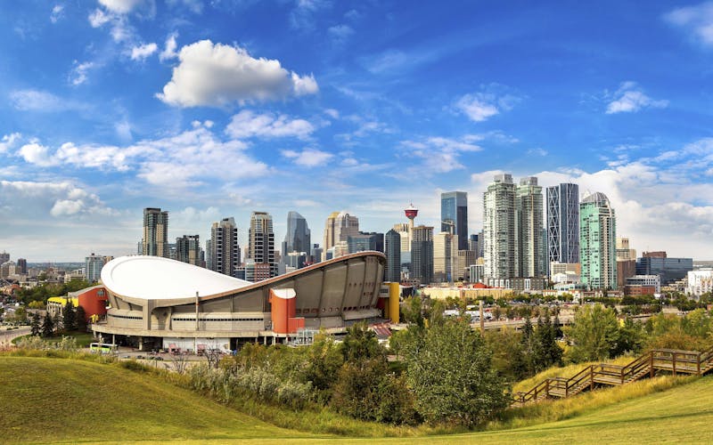 Skyline von Calgary mit Eishockeystadion