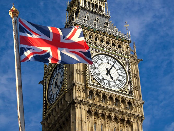 London Big Ben mit Flagge