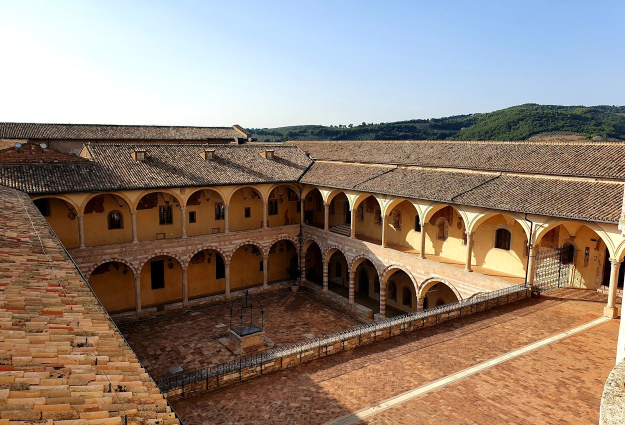 Der imposante Innenhof der Basilika Di San Francesco 