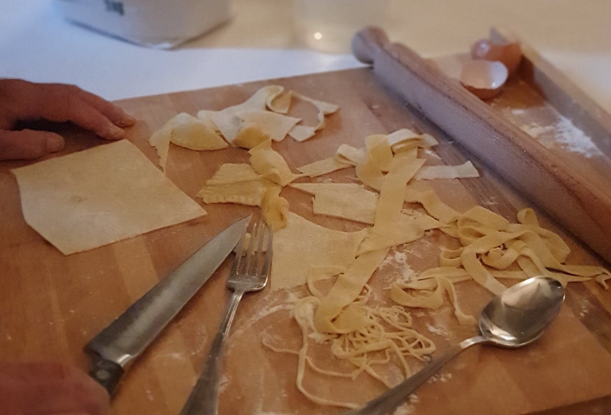 Der Trüffel wird in frischer Pasta verarbeitet