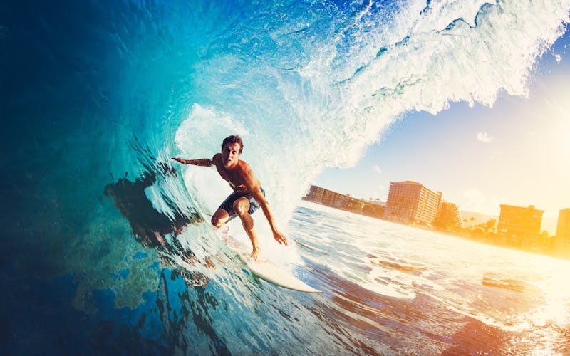 Mann in einer Welle der surft