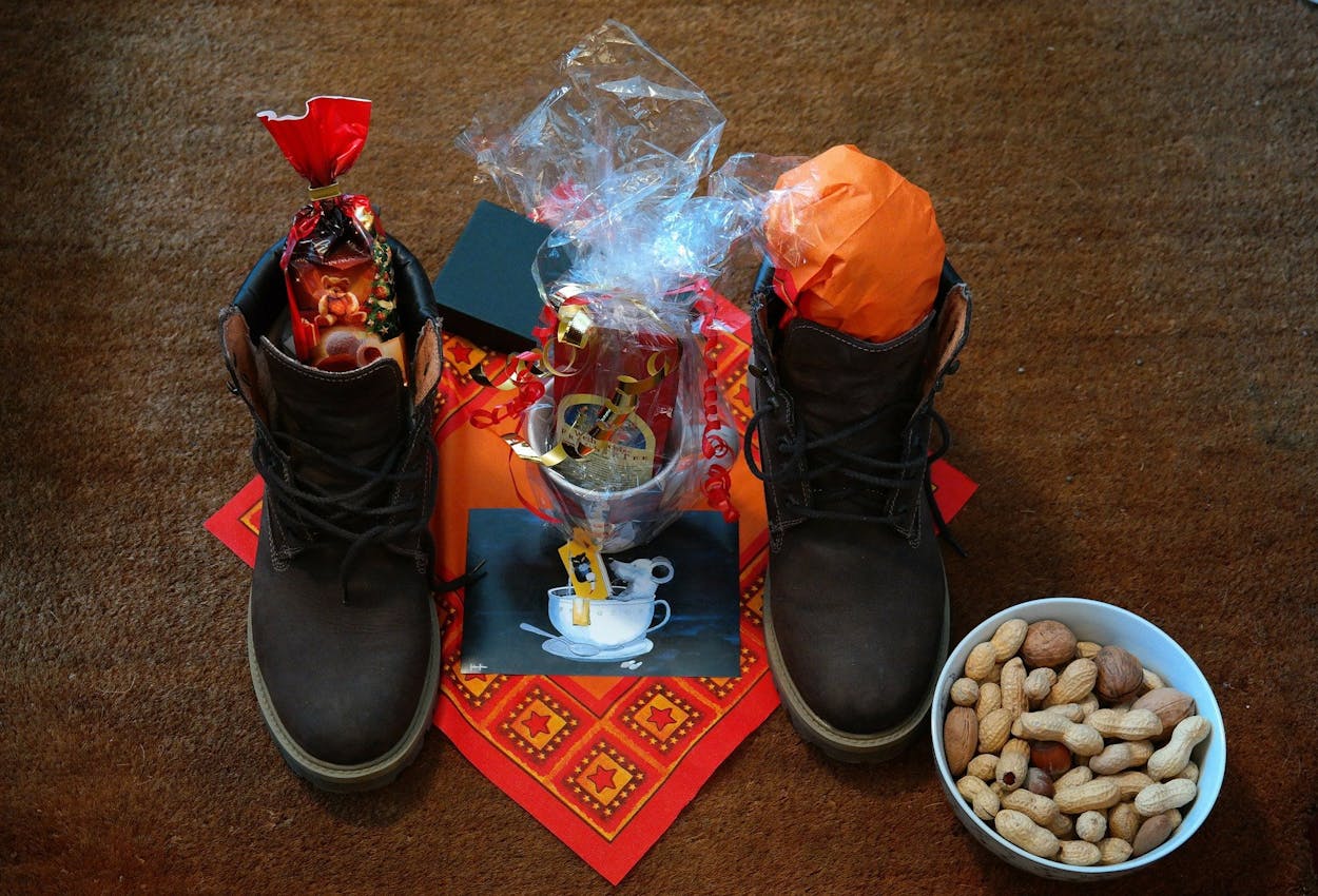 Geschenke von Sinterklaas in Schuhen