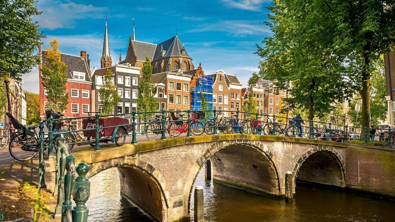 Amsterdam, Brücke mit Fahrrädern über eine Gracht