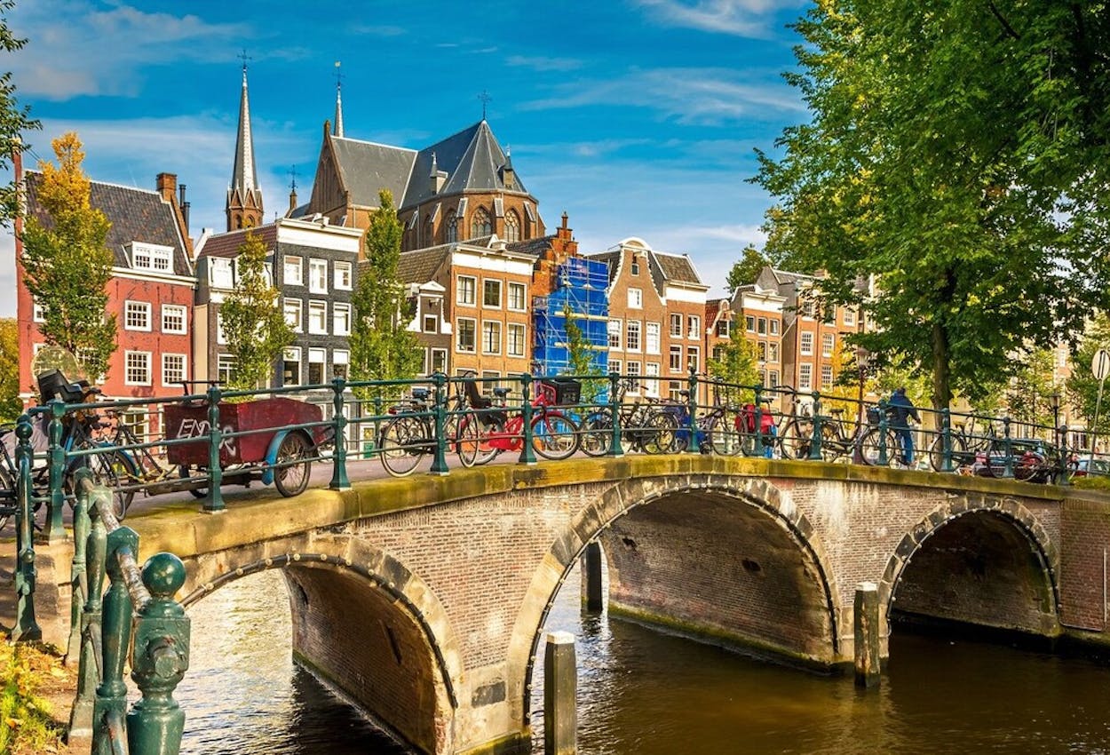 Amsterdam, Brücke mit Fahrrädern über eine Gracht