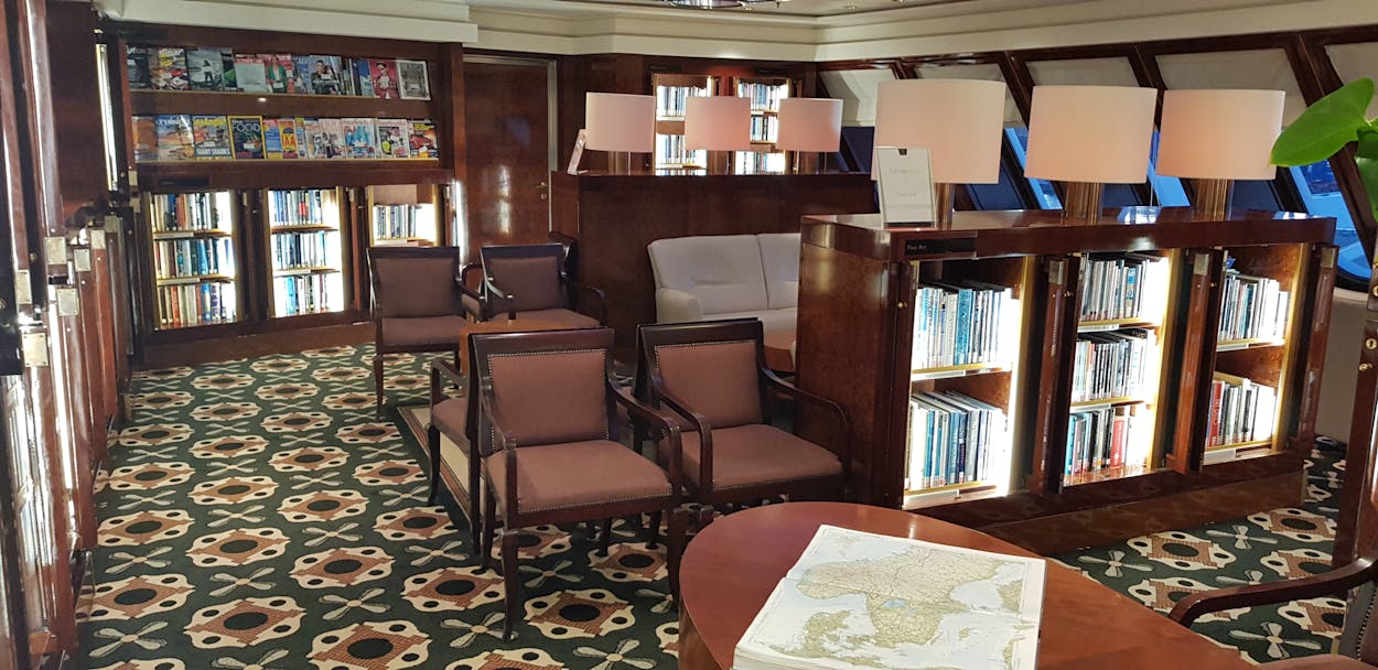 Die größte Bibliothek auf See an Bord der QUEEN MARY 2