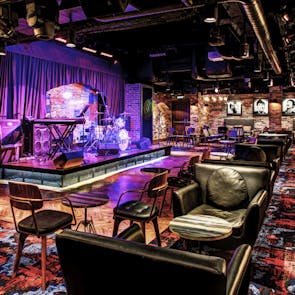 NCL Epic Leben an Bord Entertainment Bar Cavern Club