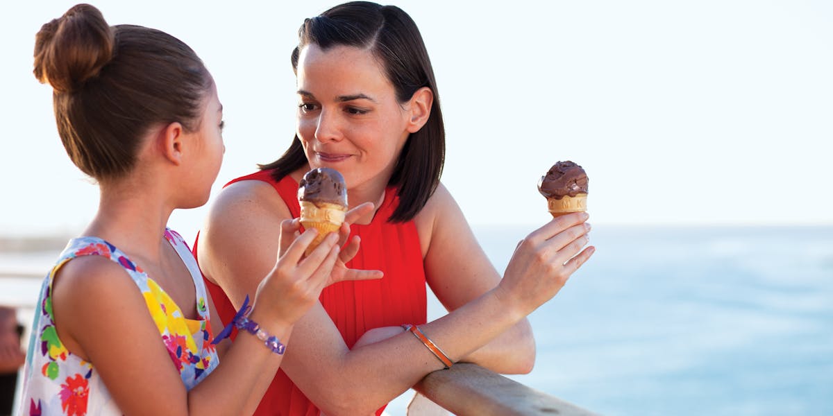 Norwegian Cruise Line Allgemeine Bilder Essen und Trinken Eis essen
