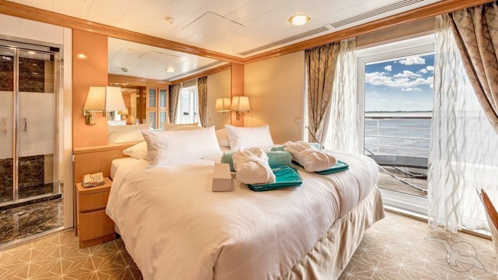 MS Amera - Phoenix Seereisen - 2-Bett-Royal Suite mit Balkon Panoramadeck *GOLD* (W2)