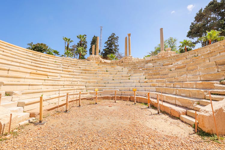 Römisches Theater in Hufeisenform aus hellem Stein