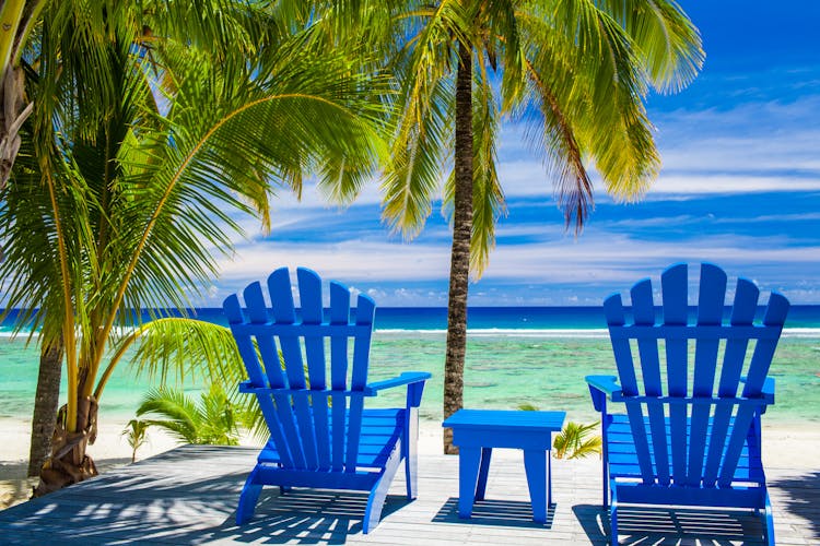 Zwei Sonnenstühle am Strand auf den Cook Islands in der Südsee