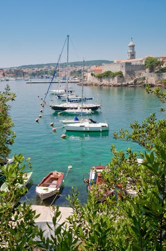 Q:\Destinationen\Kroatien\Insel Krk\Krk_Hafen_Altstadt_AdobeStock_48306990_© Pablo Debat.jpeg