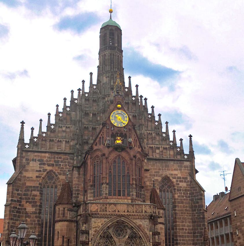 Die gotische Frauenkirche auf dem Hauptmarkt Nürnbergs