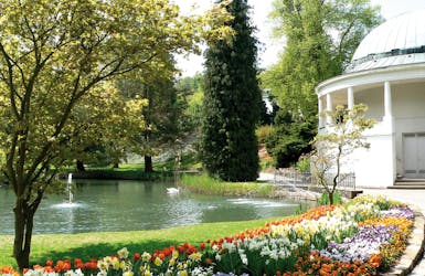 Kurpark mit Teich und weißem Pavillon
