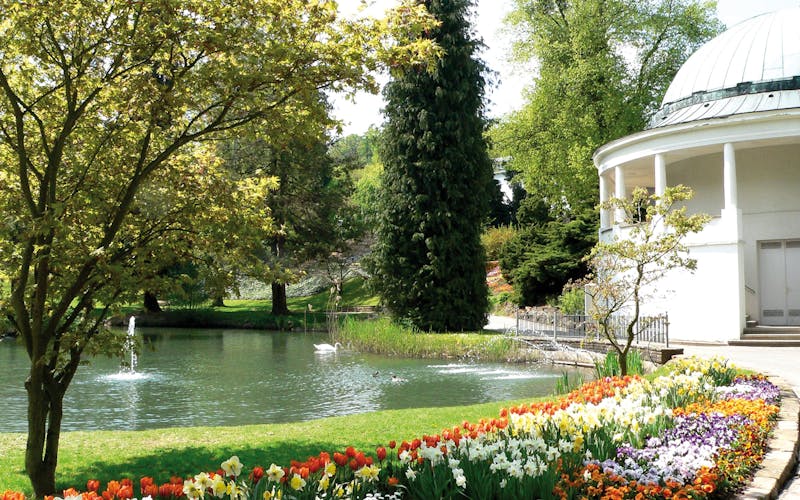 Kurpark mit Teich und weißem Pavillon