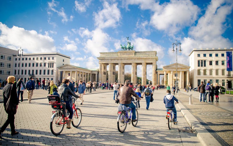 Menschen zu Fuß und auf Rädern vor dem Brandenburger Tor