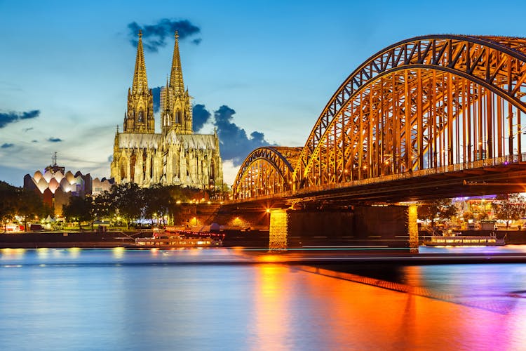 Blick auf den Kölner Dom, den Rhein und die Hohenzollernbrücke