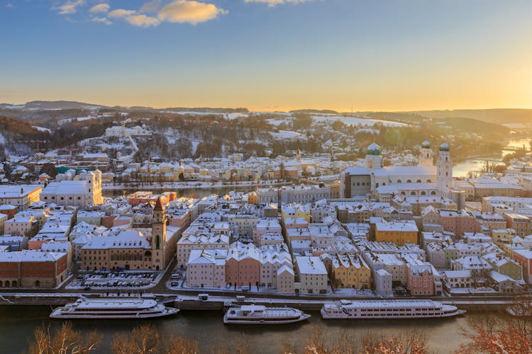 Blick von oben auf das verschneite Passau