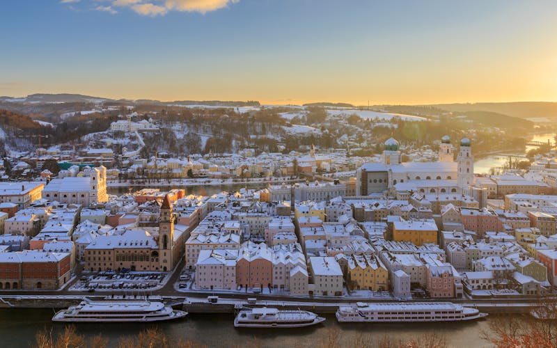 Blick von oben auf das verschneite Passau