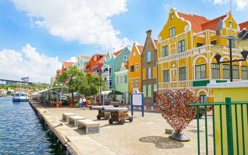 Farbenfrohe Häuserfassaden