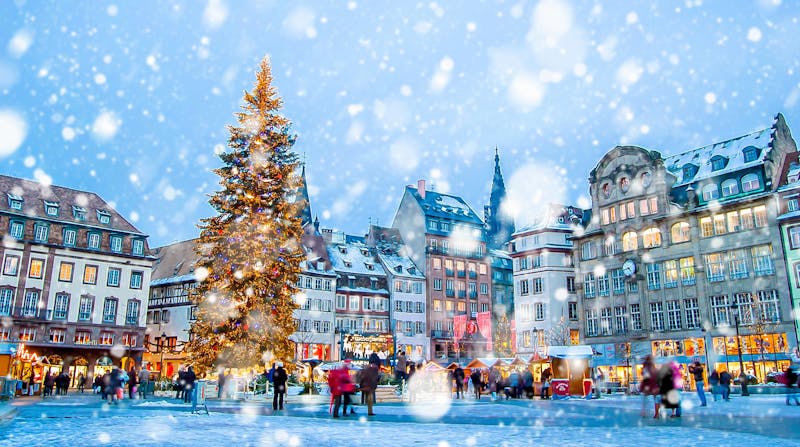 Marktplatz im Schnee mit geschmücktem Tannenbaum