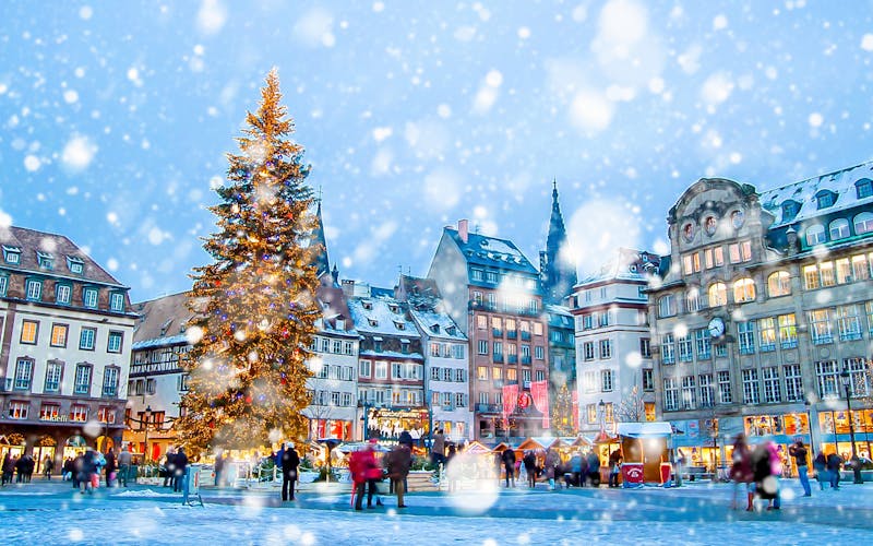 Marktplatz im Schnee mit geschmücktem Tannenbaum