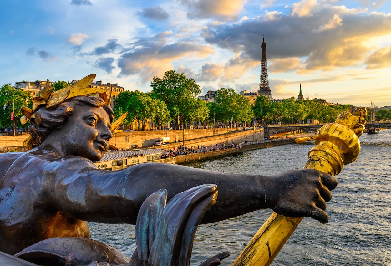 Blick auf die Seine und den Eiffelturm in Paris