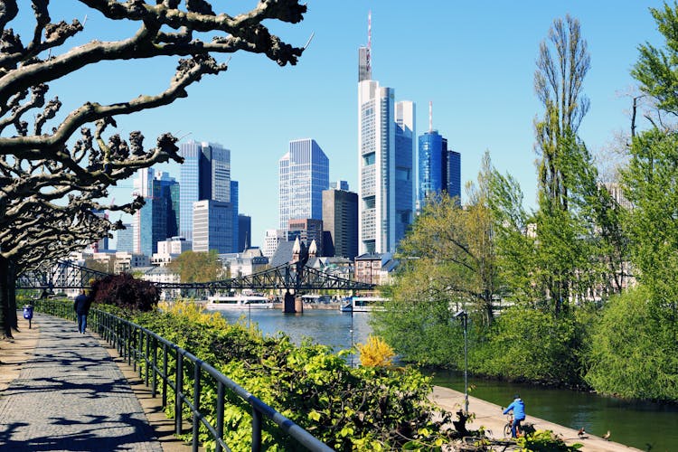 Frankfurt Blick vom Sachsenhäuserufer auf die Skyline_AdobeStock_110806084_©Branko Srot_abo