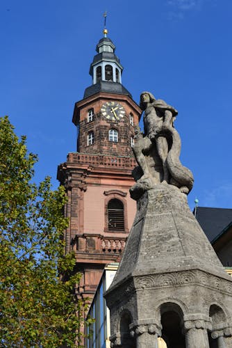 Q:\Destinationen\Deutschland\Worms\Worms_Dreifaltigkeitskirche und Siegfriedbrunnen _AdobeStock_185419522 © Ilhan Balta.jpeg